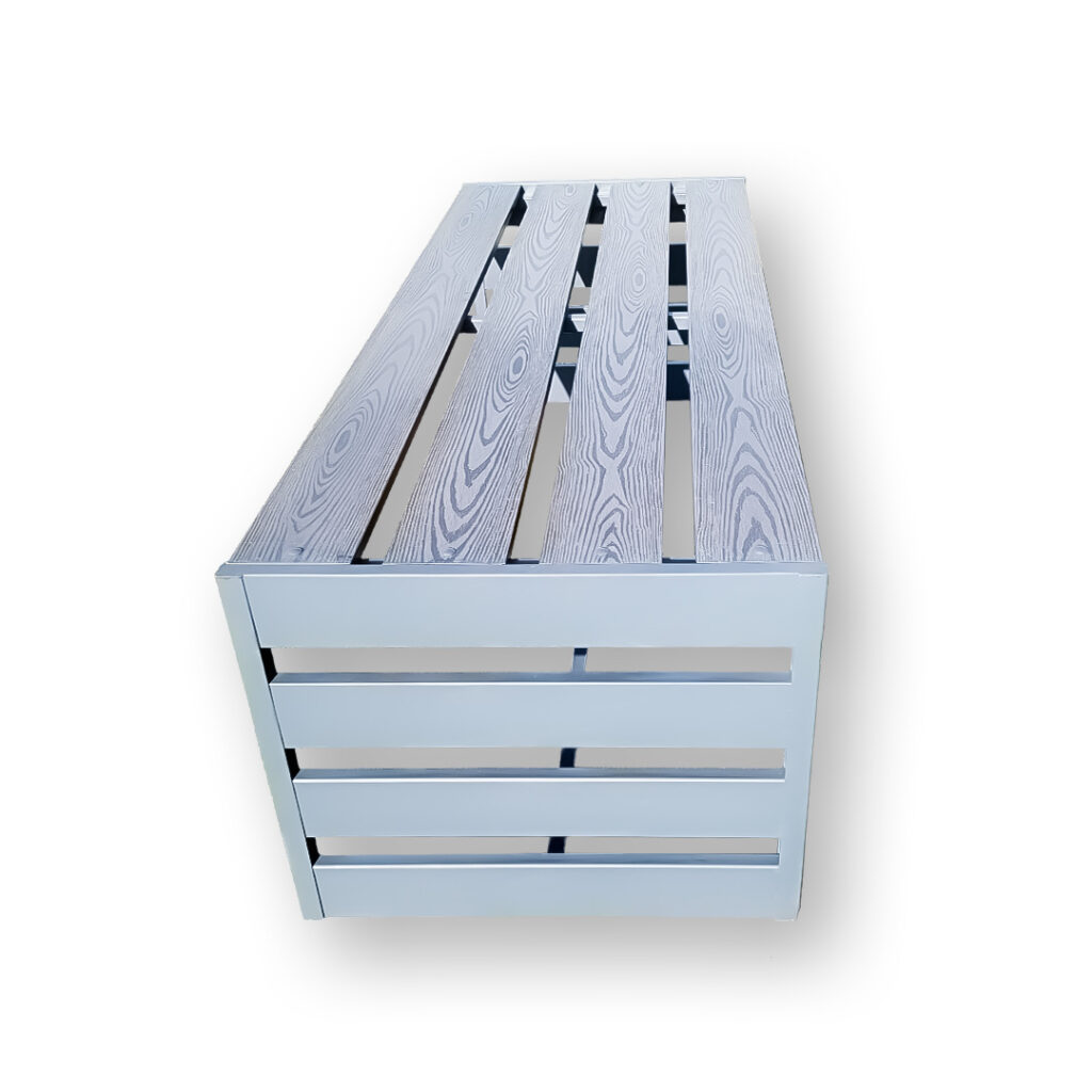 tylowa ławka Model Park w parku, odporna na warunki atmosferyczne, z widokiem na zieleń.