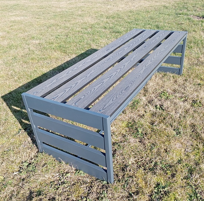 Wysokiej jakości ławka Model Park z desek kompozytowych, idealna do przestrzeni publicznych.